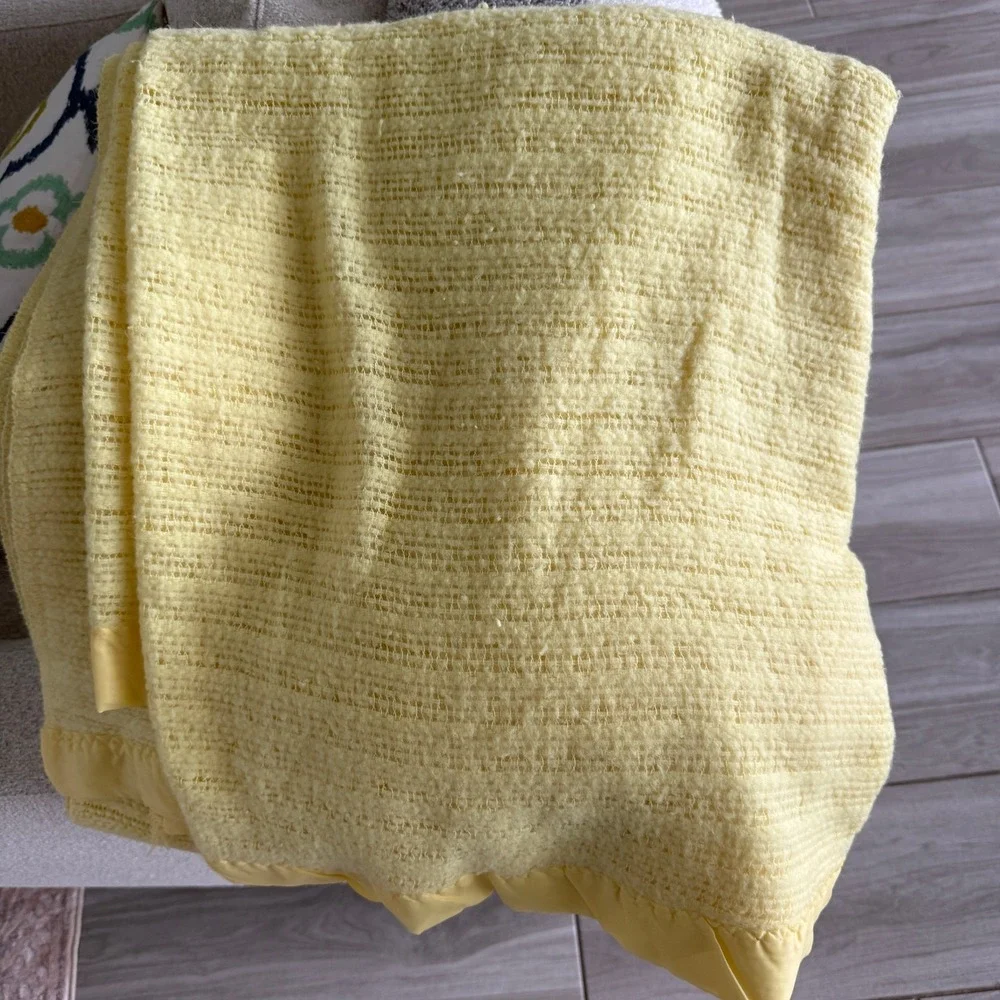 Waffle Knit Baby Blanket Size Twin Yellow Woven Satin Trim Vintage 84